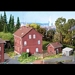 Workers House w/Backyard Accessories - Kit